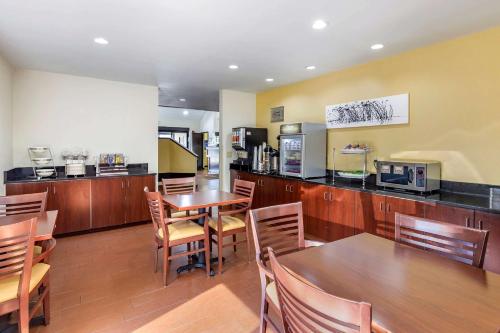 een restaurant met een tafel en stoelen en een keuken bij Sleep Inn Henderson I-85 in Henderson