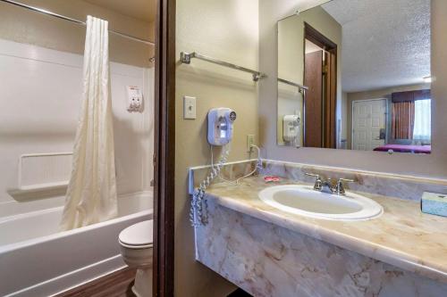 A bathroom at Econo Lodge Ellensburg Near University