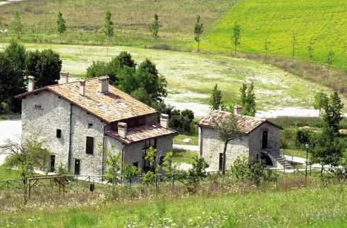 an old stone house in the middle of a field at Villaggio Della Salute Più in Monterenzio