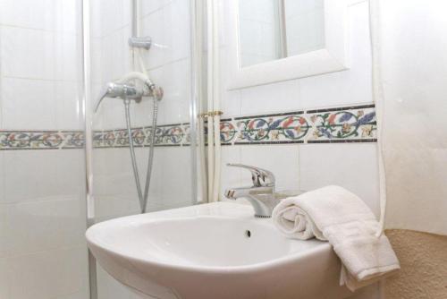 Ένα μπάνιο στο Hostales Sol-Cristina y Sol-Cristina Dos