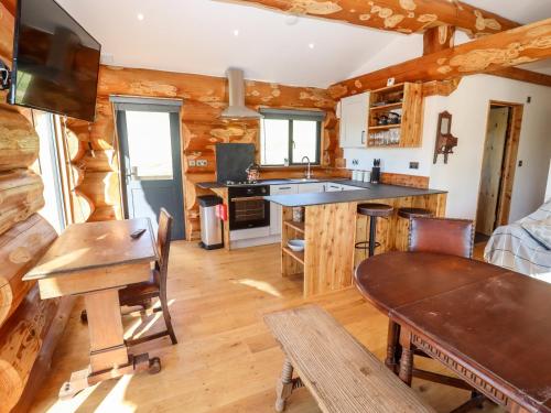 Η κουζίνα ή μικρή κουζίνα στο Douglas Cabin