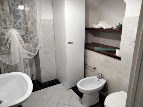 een badkamer met een toilet en een wastafel bij casa vacanze Sogni d'Oro GIOIA in Civitanova Marche