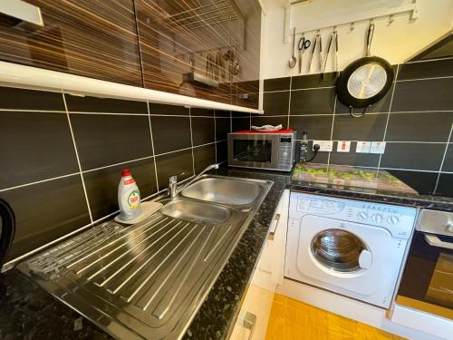 Ett kök eller pentry på Kelvingrove 2 Bedroom Apartment - Private Parking
