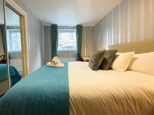 Säng eller sängar i ett rum på Kelvingrove 2 Bedroom Apartment - Private Parking