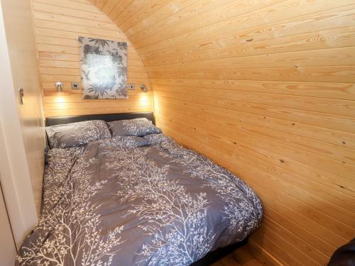 a bedroom with a bed in a wooden wall at Goose Pod in Worcester