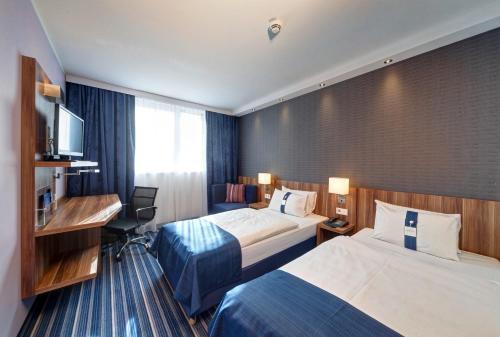 
Ein Bett oder Betten in einem Zimmer der Unterkunft Holiday Inn Express Augsburg, an IHG Hotel
