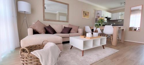 sala de estar con sofá y mesa en CherryPlum self-catering, en Ciudad del Cabo