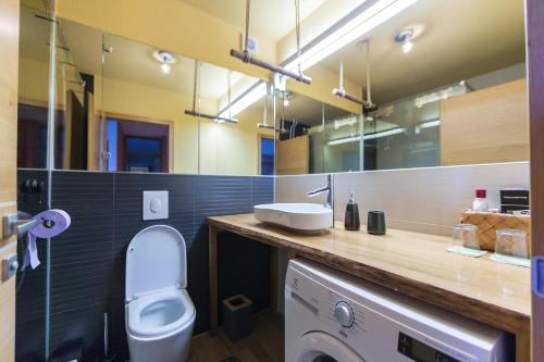 uma casa de banho com um WC e um lavatório em Apartman Bruna SELF CHECK-IN em Osijek