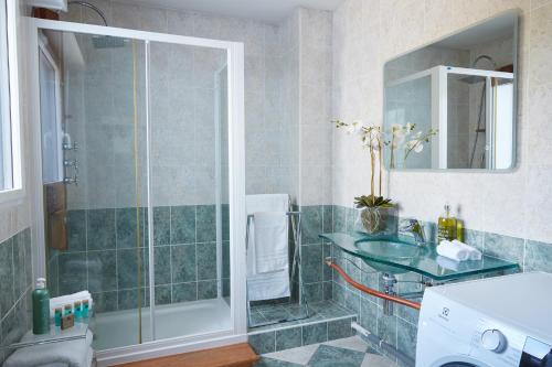 A bathroom at Un Appartement PENTHOUSE d'Exception sur le Port de Vannes