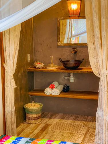 a room with a sink and a shelf with towels at Pousada Quinta da Lagoa Azul in Jijoca de Jericoacoara