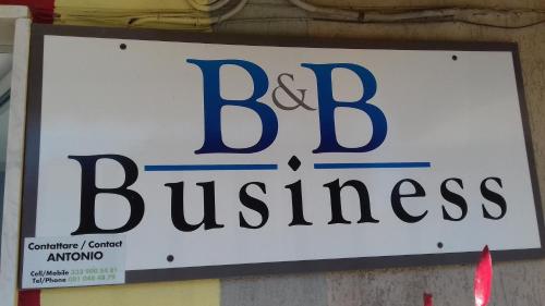 Ein Zeichen für ein großes Geschäft, das an der Wand hängt. in der Unterkunft beb Business Mini Appartamento in Casalnuovo di Napoli