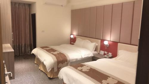 Ein Bett oder Betten in einem Zimmer der Unterkunft Jin Zhan Hotel