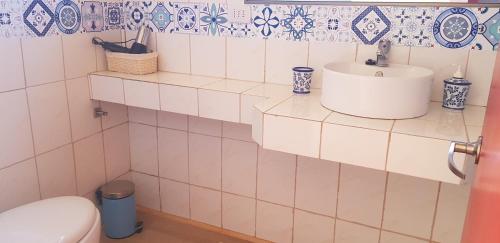 y baño con lavabo y aseo. en Tunquen Campomar Quincho y Piscina, en Algarrobo