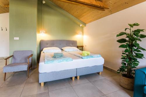 1 dormitorio con 1 cama y 1 silla en Pr' Petrču en Tolmin