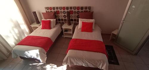 Katil atau katil-katil dalam bilik di The Guesthouse on Main