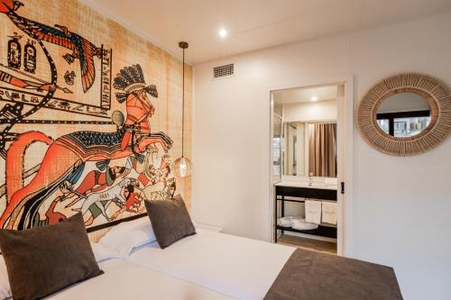 una camera da letto con un letto bianco e un murale di Grand Luxor Village a Benidorm