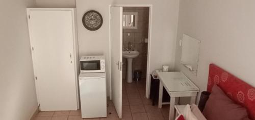 Dapur atau dapur kecil di The Guesthouse on Main