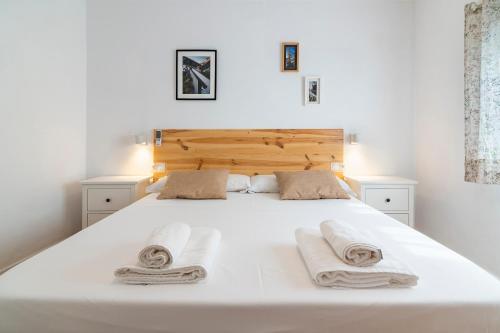 a bedroom with a large white bed with towels on it at La Trinidad Córdoba in Córdoba