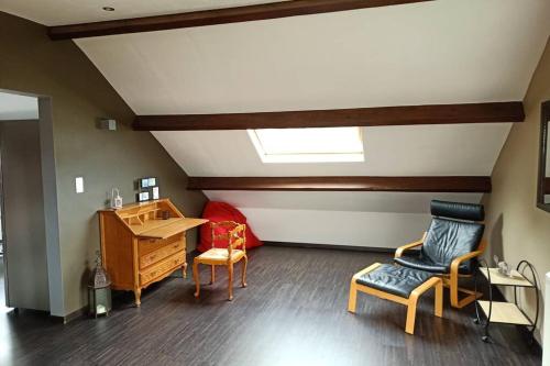 Zimmer mit einem Schreibtisch, Stühlen und einer Decke in der Unterkunft ARd&d : spacieux Gîte rural - 3 épis / 6 personnes in Malonne