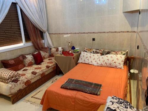 Comfortable home in middle Atlas في أزرو: غرفة بسريرين وطاولة فيها