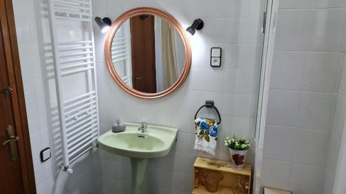 y baño con lavabo y espejo. en Apartament Vent de Port, en Vilaller