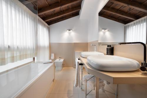 Phòng tắm tại Áurea Palacio de Sober by Eurostars Hotel Company