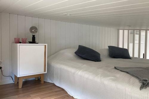 Кровать или кровати в номере Cabin in the woods, close to Lake Mälaren