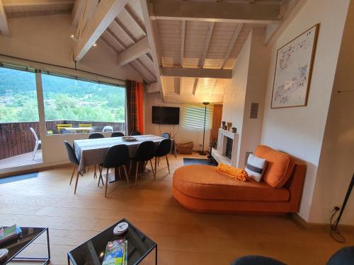 un salon avec une table et une salle à manger dans l'établissement Grand Serre Che A, à La Salle Les Alpes