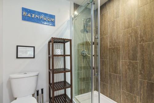 a bathroom with a shower stall and a toilet at Scandia Retreat with Hot Tub, Sauna and Fire Pit in Blue Mountains