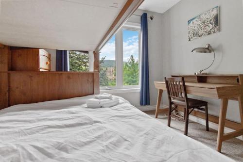 En eller flere senge i et værelse på All Seasons Sierra Lane Retreat 88371