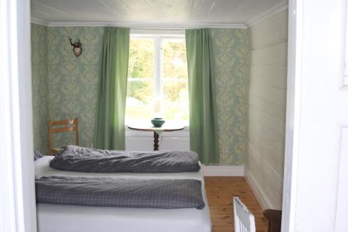 Postel nebo postele na pokoji v ubytování Yxkullsund Säteri B&B - Manor & Estate since 1662