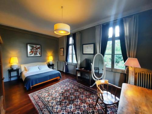 - une chambre avec un lit et une grande fenêtre dans l'établissement Manoir des Tuileries du Buisson, à Verneuil-sur-Avre