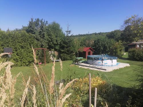 un jardín con parque infantil y mesa de picnic en Chalupa, en Bučovice