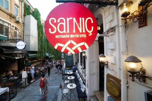 un cartello per un sarmaarma costruito appeso a un edificio di Sarnıç Butik Otel a Istanbul