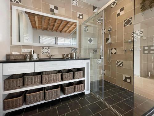 ein Bad mit einem Waschbecken und einer Dusche in der Unterkunft Begijnhof 102 in Gent