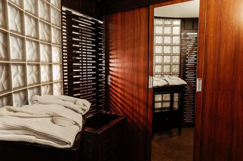 Una habitación con un armario con un montón de toallas en Готельна Ресторація "Україночка", en Krivoy Rog