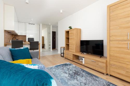 Televízia a/alebo spoločenská miestnosť v ubytovaní Apartments City Center Ochota by Noclegi Renters