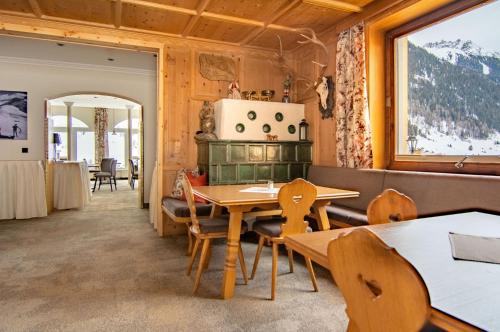 - une salle à manger avec une table et des chaises dans l'établissement Hotel Garni Waldschlössl, à Ischgl