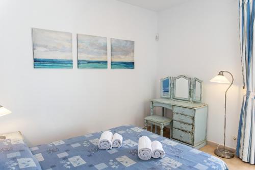 um quarto com uma cama com uma cómoda e um espelho em La Joya del Molino. Vistas a la Piscina, 1hab, A/C em Costa Teguise