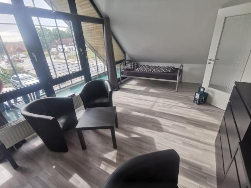 a living room with chairs and a couch in a building at Möblierte Wohnung im Herzen Ottersbergs für Monteure und geschäftlich Reisende in Ottersberg