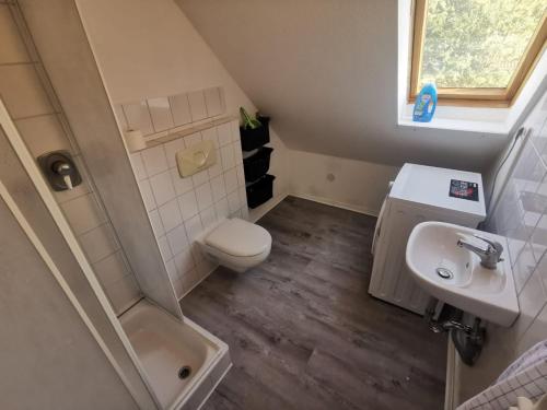 Baño pequeño con aseo y lavamanos en Möblierte Wohnung im Herzen Ottersbergs für Monteure und geschäftlich Reisende, en Ottersberg