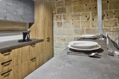 een keuken met een aanrecht met borden erop bij Chateau La Vallette - Tritoni Suite in Valletta