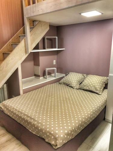 une chambre avec un lit superposé et un escalier dans l'établissement Loft 5 places with view on Eiffel Tower, à Paris