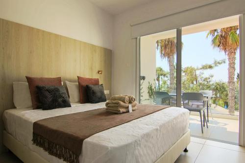 um quarto com uma cama com um bicho de peluche em Phaedrus Living Seaview Flat Limnaria 154 em Pafos