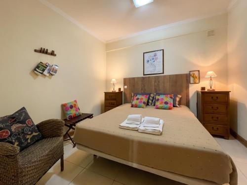 ein Schlafzimmer mit einem Bett mit zwei Handtüchern darauf in der Unterkunft Apartment Old Town Center Albufeira Walk to Beach in Albufeira
