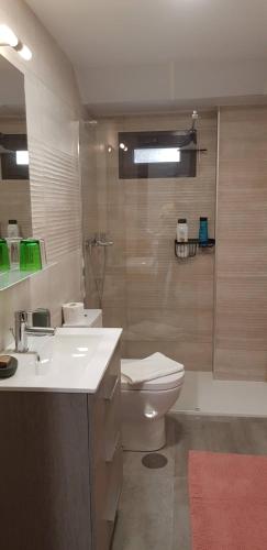 a bathroom with a toilet and a sink and a shower at Slalom BG Sierra Nevada in Sierra Nevada