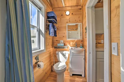 een kleine badkamer met een toilet en een wastafel bij Cozy Cedarville Cottage - Walk to Lake Huron! in Cedarville