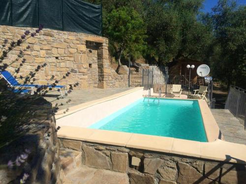 Kolam renang di atau dekat dengan Villa de 4 chambres avec piscine privee terrasse amenagee et wifi a Breil sur Roya