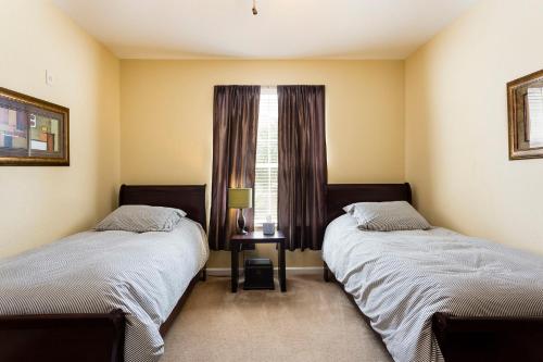 Postel nebo postele na pokoji v ubytování 4Br 2Bath Condo Balcony 5min Conv Center 2020ft
