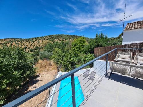 Pogled na bazen u objektu Moderna casa rural en El Bosque con piscina y preciosas vistas ili u blizini